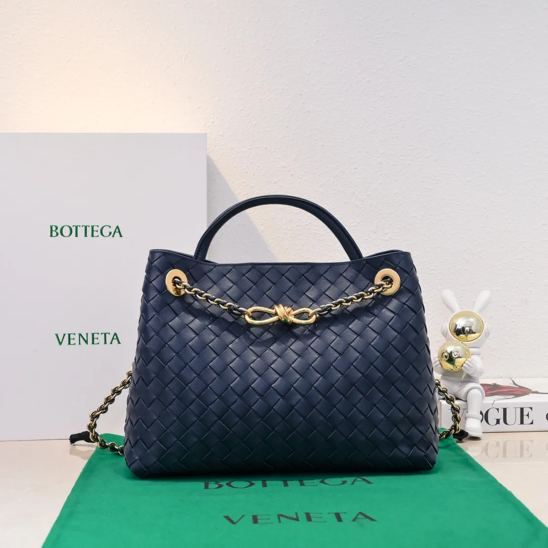 Batch 2460 BOTTEGA VENETA 2024 spring and summer new small ANDIAMO chain bag is also available! 🔥🔥I believe many friends have been waiting for a long time. The metallic chain adds a touch of sophistication to the original softness and elegance of Andiamo. The collision of classic craftsmanship and elegance creates a different kind of beauty. Style number: 6009 Size: 32*24*12cm